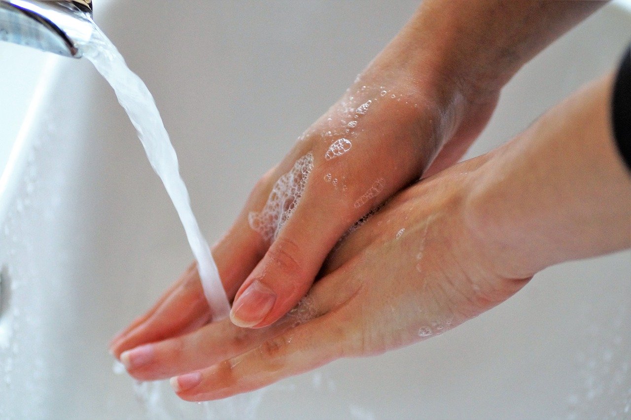 ¿Cómo lavarse las manos correctamente? Paso a paso 3